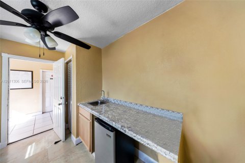 Commercial property in Miami, Florida № 2075153 - photo 5