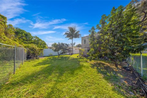Commercial property in Miami, Florida № 2075153 - photo 16