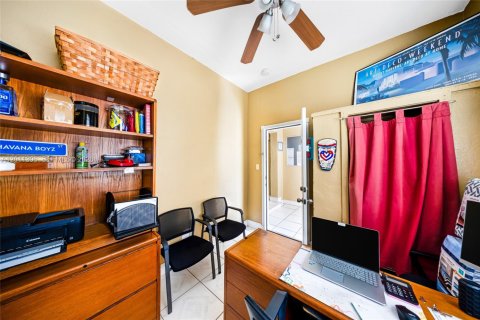 Commercial property in Miami, Florida № 2075153 - photo 19