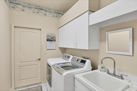 House in Sarasota, Florida 3 bedrooms, 216.37 sq.m. № 2204950 - photo 23
