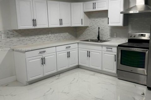House in Miami Gardens, Florida 4 bedrooms, 103.49 sq.m. № 2154289 - photo 1