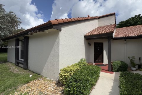 Touwnhouse à vendre à Miami, Floride: 2 chambres, 87.33 m2 № 1891669 - photo 1