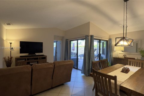 Touwnhouse à vendre à Miami, Floride: 2 chambres, 87.33 m2 № 1891669 - photo 2