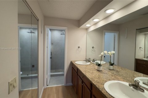 Touwnhouse à vendre à Miami, Floride: 2 chambres, 87.33 m2 № 1891669 - photo 4