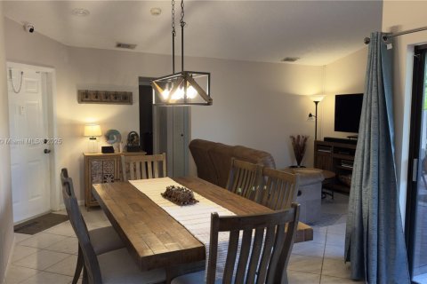 Touwnhouse à vendre à Miami, Floride: 2 chambres, 87.33 m2 № 1891669 - photo 5