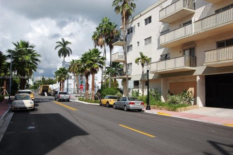 Condo in Miami Beach, Florida, 1 bedroom  № 2012252 - photo 2