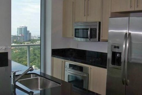 Condo in Miami, Florida, 2 bedrooms  № 2043001 - photo 3