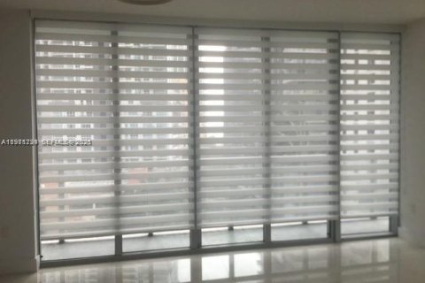 Condo in Miami, Florida, 2 bedrooms  № 2043001 - photo 13