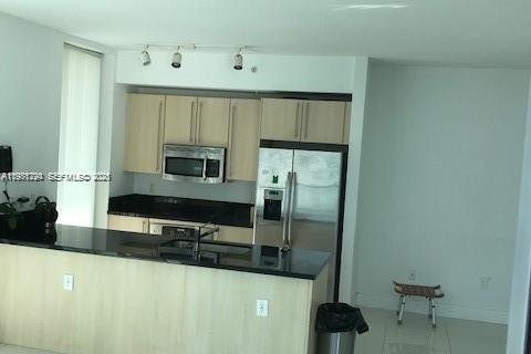 Condo in Miami, Florida, 2 bedrooms  № 2043001 - photo 4