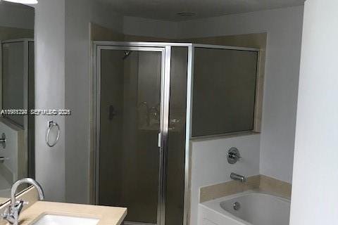 Condo in Miami, Florida, 2 bedrooms  № 2043001 - photo 17