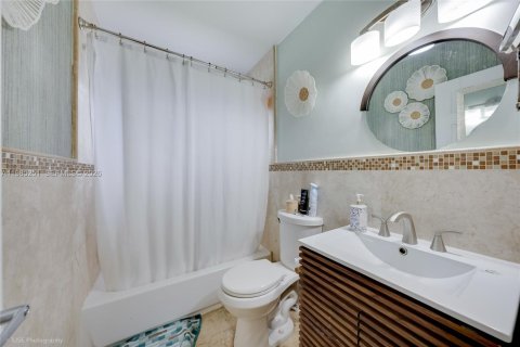 Villa ou maison à vendre à Hollywood, Floride: 4 chambres, 94.2 m2 № 2044886 - photo 9