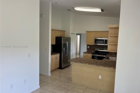 Casa en alquiler en Miami, Florida, 4 dormitorios, 151.71 m2 № 2010595 - foto 5