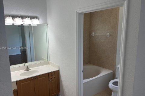 Casa en alquiler en Miami, Florida, 4 dormitorios, 151.71 m2 № 2010595 - foto 15