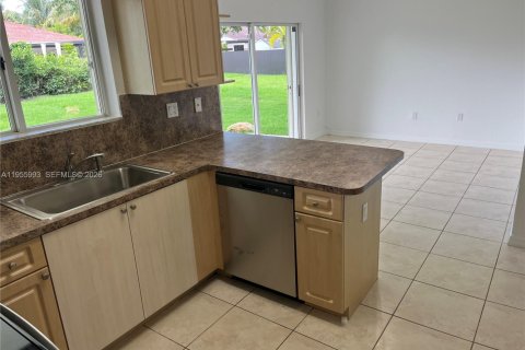 Casa en alquiler en Miami, Florida, 4 dormitorios, 151.71 m2 № 2010595 - foto 6