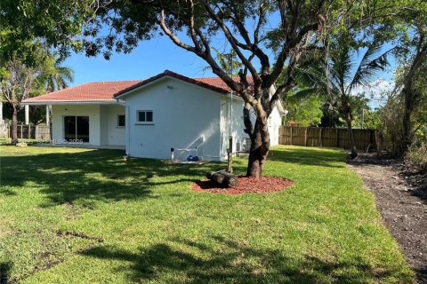 Casa en alquiler en Miami, Florida, 4 dormitorios, 151.71 m2 № 2010595 - foto 2