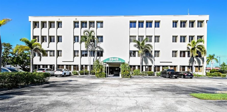 Commercial property in Fort Myers, Florida 155.61 sq.m. № 1658541