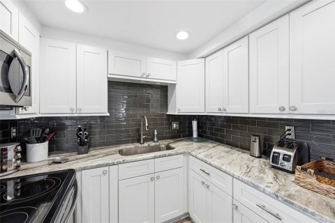 Condo in Largo, Florida, 2 bedrooms  № 2151541 - photo 16