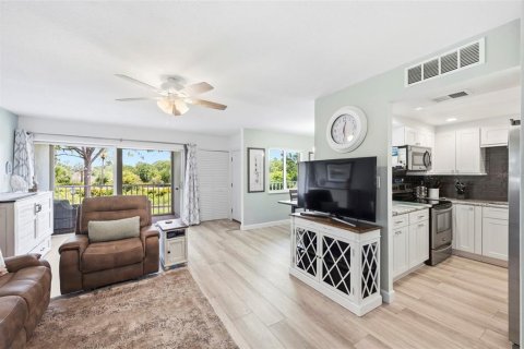 Condo in Largo, Florida, 2 bedrooms  № 2151541 - photo 10