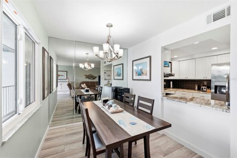 Condo in Largo, Florida, 2 bedrooms  № 2151541 - photo 12