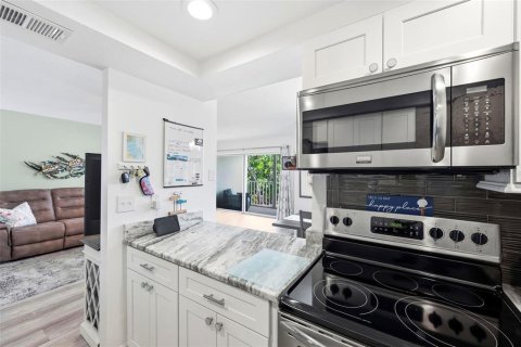 Condo in Largo, Florida, 2 bedrooms  № 2151541 - photo 17
