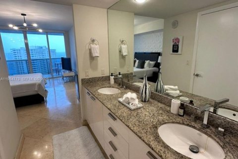 Condominio en venta en Hallandale Beach, Florida, 2 dormitorios, 100.89 m2 № 2045850 - foto 25