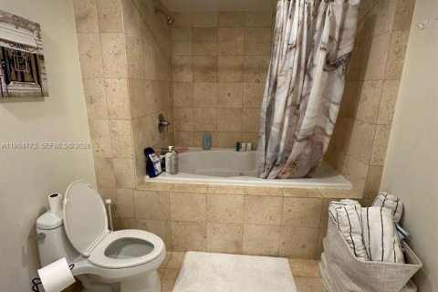 Condominio en venta en Hallandale Beach, Florida, 2 dormitorios, 100.89 m2 № 2045850 - foto 26