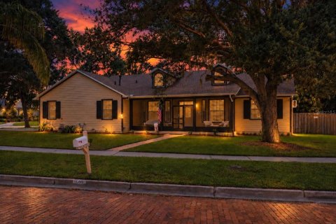 House in Winter Garden, Florida 4 bedrooms, 279.54 sq.m. № 2352311