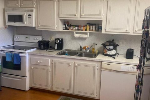 Condo in Hallandale Beach, Florida, 1 bedroom  № 1924728 - photo 6