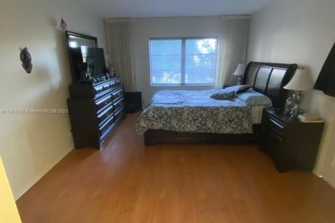 Condo in Hallandale Beach, Florida, 1 bedroom  № 1924728 - photo 1