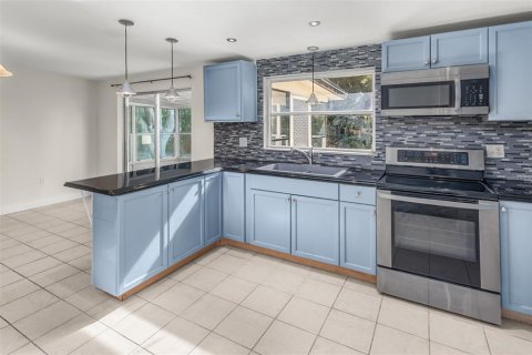 House in Winter Haven, Florida 3 bedrooms, 118.36 sq.m. № 1916056 - photo 6
