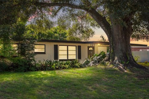 House in Winter Haven, Florida 3 bedrooms, 118.36 sq.m. № 1916056 - photo 1