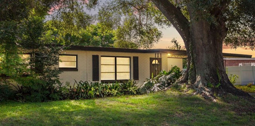 House in Winter Haven, Florida 3 bedrooms, 118.36 sq.m. № 1916056