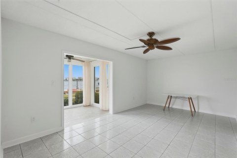 Condo in Saint Pete Beach, Florida, 1 bedroom № 2228295 - photo 15