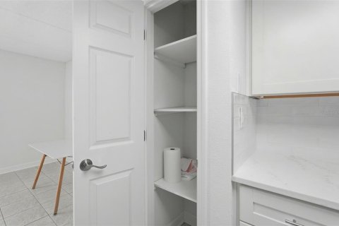 Condo in Saint Pete Beach, Florida, 1 bedroom № 2228295 - photo 12