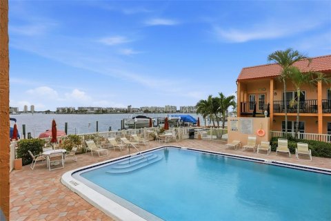 Condo in Saint Pete Beach, Florida, 1 bedroom № 2228295 - photo 3