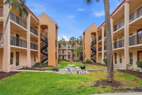Condo in Saint Pete Beach, Florida, 1 bedroom № 2228295 - photo 20