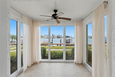 Condo in Saint Pete Beach, Florida, 1 bedroom № 2228295 - photo 5