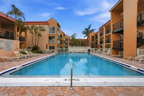 Condo in Saint Pete Beach, Florida, 1 bedroom № 2228295 - photo 30