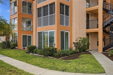 Condo in Saint Pete Beach, Florida, 1 bedroom № 2228295 - photo 17
