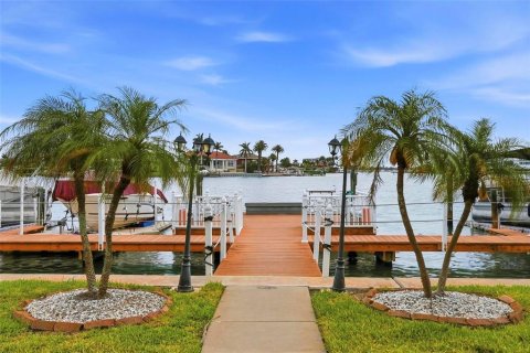 Condo in Saint Pete Beach, Florida, 1 bedroom № 2228295 - photo 4