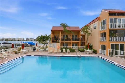 Condo in Saint Pete Beach, Florida, 1 bedroom № 2228295 - photo 27