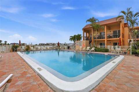 Condo in Saint Pete Beach, Florida, 1 bedroom № 2228295 - photo 29