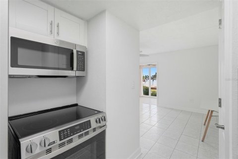 Condo in Saint Pete Beach, Florida, 1 bedroom № 2228295 - photo 8