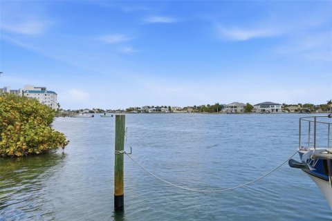 Condo in Saint Pete Beach, Florida, 1 bedroom № 2228295 - photo 18