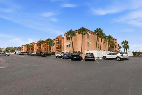 Condo in Saint Pete Beach, Florida, 1 bedroom № 2228295 - photo 25