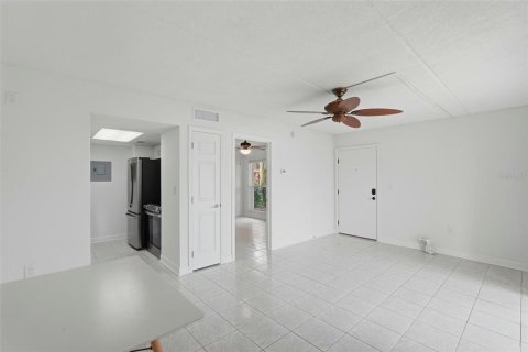 Condo in Saint Pete Beach, Florida, 1 bedroom № 2228295 - photo 6