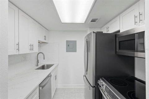 Condo in Saint Pete Beach, Florida, 1 bedroom № 2228295 - photo 7