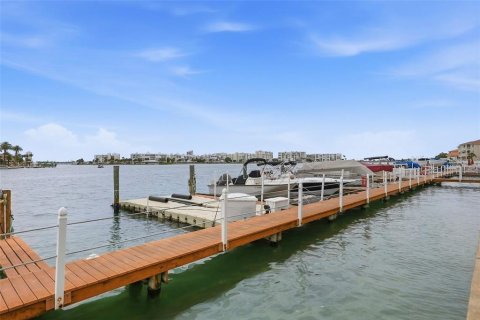 Condo in Saint Pete Beach, Florida, 1 bedroom № 2228295 - photo 19