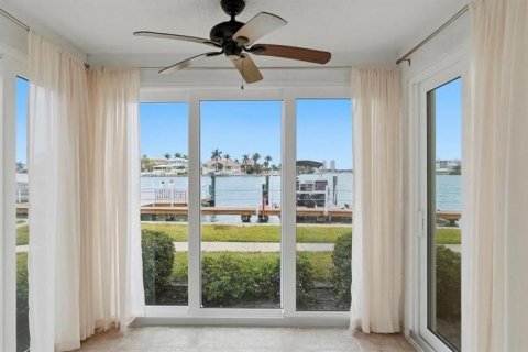 Condo in Saint Pete Beach, Florida, 1 bedroom № 2228295 - photo 2