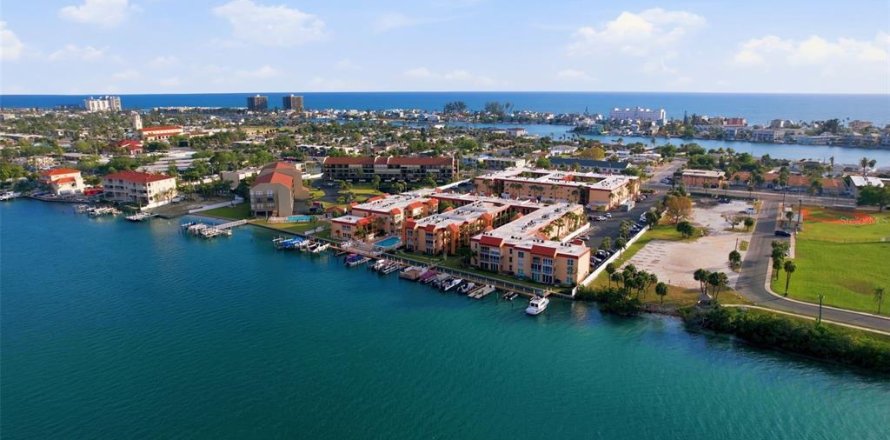 Condo in Saint Pete Beach, Florida, 1 bedroom № 2228295